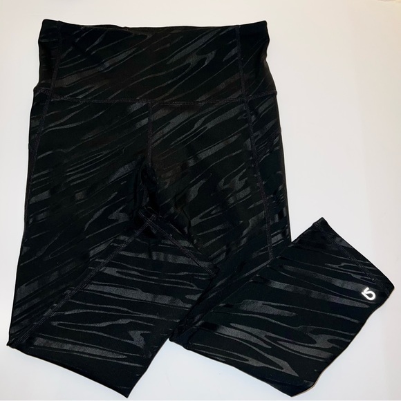 Small Gapfit GFast High Rise Compression Capri Black Liquid Shine VGUC - Picture 1 of 9